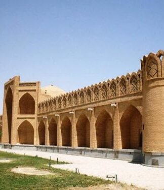 قلعه خشتی مورچه خورت و کاروانسرای شاه مادر